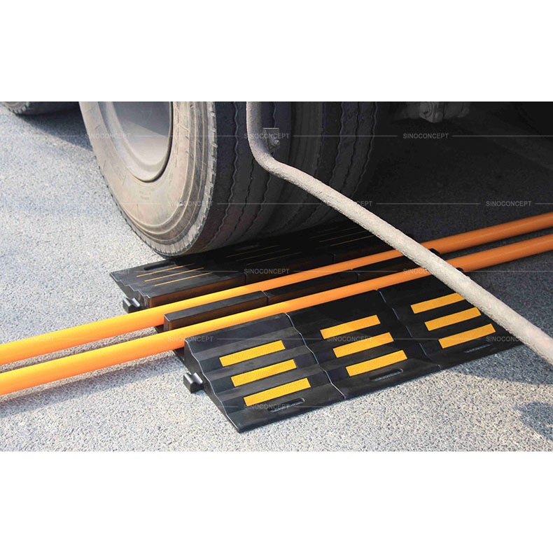 Two channels black safety hose ramp also called hose bridge ramp made of black vulcanized rubber and glass bead reflective tapes